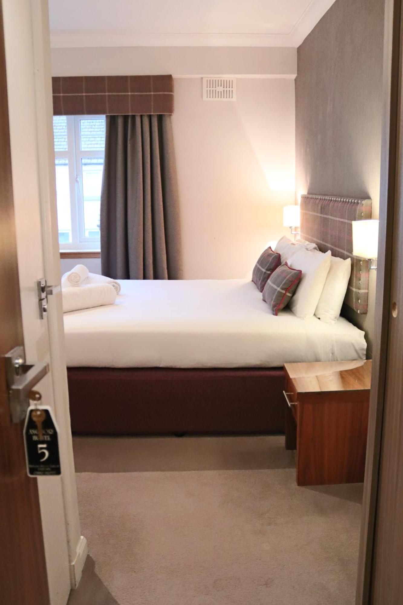 Anchor Hotel And Seabed Restaurant 타버트 외부 사진